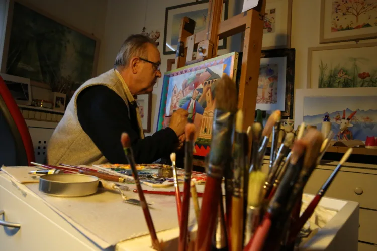 Franco Grobberio al lavoro nel suo studio di Aosta